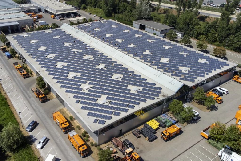 Gewerbedach mit einer Solaranlage.